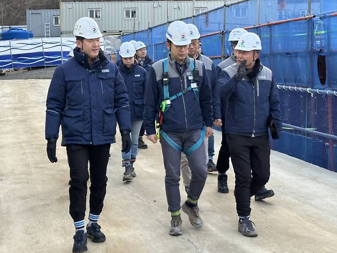 올 초 GS건설 임원들이 2주간 현장에 상주해 안전 점검을 실시했다. 올 하반기엔 인력·장비·예산 지원 등을 검토해 신속한 피드백을 제공할 예정이다. 사진은 GS건설 3월 안전점검의날 행사에서 허윤홍 대표이사 사장(사진 왼쪽)이 현장 점검하는 모습. /사진=GS건설