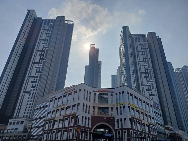 평택 고덕국제신도시의 주상복합 아파트인 힐스테이트고덕센트럴 단지 전경. 김희량 기자