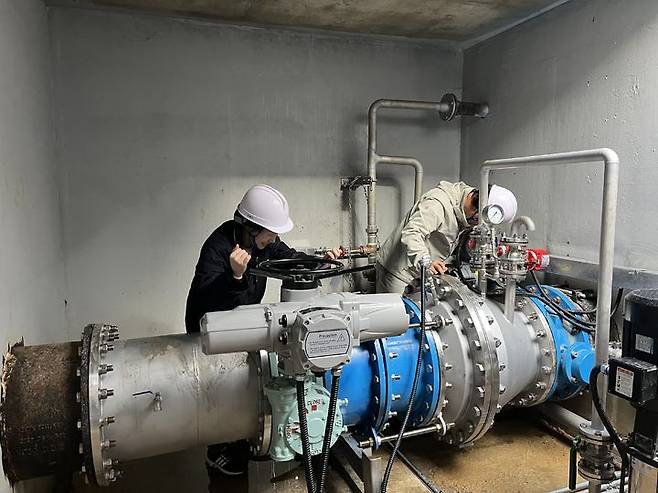 정수장 마이크로 스트레이너 설치작업(사진=영동군 제공) *재판매 및 DB 금지