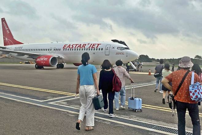 지난해 9월 전북 군산공항을 찾은 수 많은 승객들이 제주행 이스타항공기에 탑승하기 위해 이동하고 있다. 하지만, 항공사 측은 한 달 뒤인 10월 27일 여객 수요 감소를 이유로 동절기 노선 운항을 중단했다. 군산=김동욱 기자
