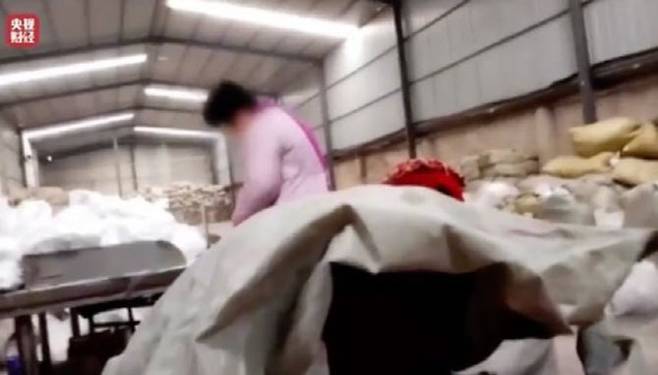폐기 처리된 유명 브랜드의 생리대와 기저귀를 새 상품으로 포장해 판매한 업체가 중국에서 적발돼 충격을 주고 있다. CCTV 캡처