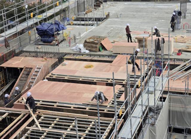 서울의 한 건설 현장에서 작업자들이 자재를 옮기고 있다. 연합뉴스