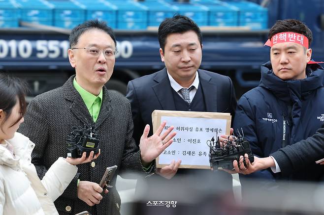 김새론 유족 측인 권영찬 한국연예인자살예방협회 소장(왼쪽)이 17일 서울 종로구 서울경찰청 앞에서 유튜버 이진호 고소 기자회견을 열고 발언하고 있다. 2025.3.17. 정지윤 선임기자