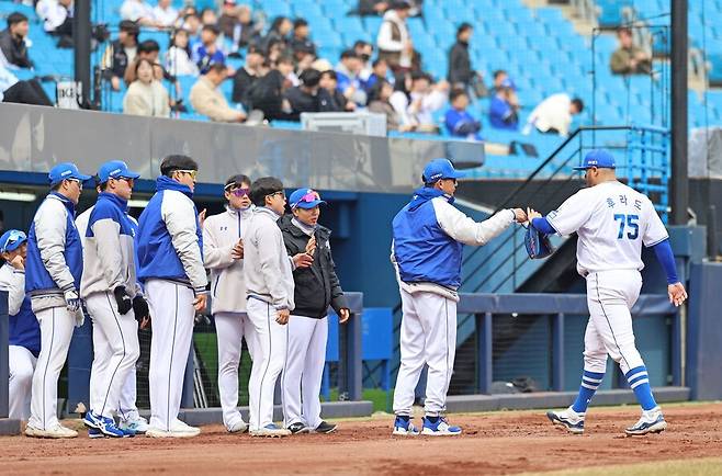 ▲ 시즌 시작부터 선발 로테이션 두 자리가 펑크가 난 삼성으로서는 주축들이 돌아올 때까지 후라도의 분전이 절실하다 ⓒ삼성라이온즈