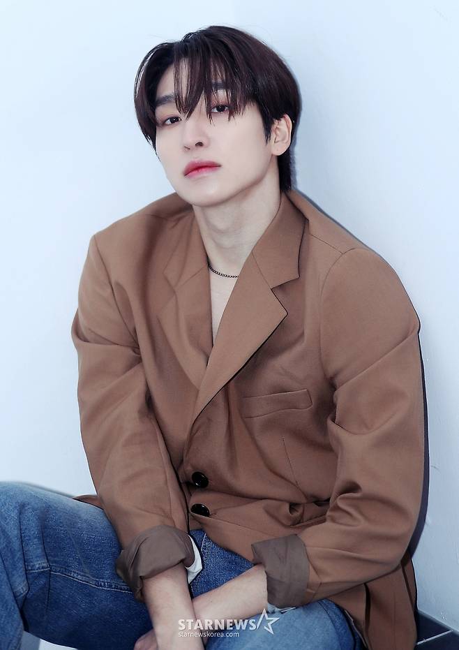 그룹 더보이즈(THE BOYZ) 상연이 서울 강남구 IST엔터테인먼트 사옥에서 진행된 '2023 아시아 아티스트 어워즈 인 필리핀'(2023 Asia Artist Awards IN THE PHILIPPINES, 이하 2023 AAA) 수상 인터뷰에 앞서 포즈를 취하고 있다. 더보이즈는 '2023 AAA'에서 AAA 가수 부문 베스트 아티스트상과 멤버 영훈이 배우 부문 포커스상을 수상했다. 더보이즈는 지난 한해 동안 8번째 미니앨범 '비 어웨이크'(BE AWAKE), 두 번째 정규 앨범 '판타지' 파트1 '크리스마스 인 어거스트'(Christmas In August) 그리고 '판타지' 파트2 '식스 센스'(Sixth Sense) 등을 발매하며 팬들의 큰 사랑을 받았다. /사진=김창현