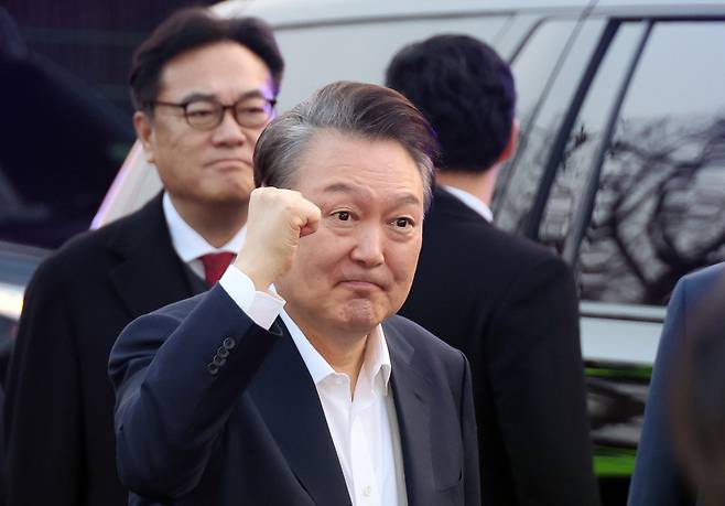 지난 3월 8일 서울구치소에서 석방된 윤석열 대통령이 서울 한남동 관저 앞에서 차에서 내려 지지자들에게 손을 들어 보이고 있다. 연합뉴스