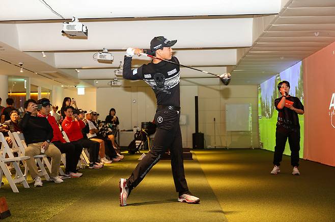 아디다스골프 신제품 아디제로 ZG 론칭 파티에서 샷 시범을 보이는 조우영(사진=아디다스골프 제공)