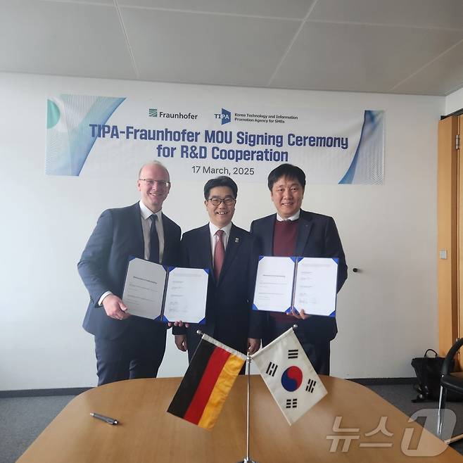 김성섭 중소벤처기업부 차관이 17일 독일 뮌헨에서 프라운호퍼(Fraunhofer Gesellschaft) 연구소와 중소기업기술정보진흥원간 기술 교류 협력 MOU 체결식에 임석 후 기념 촬영을 하고 있다.(중소벤처기업부 제공)