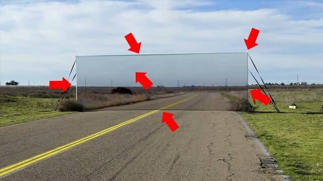 실제 환경과 똑같이 칠한 가짜 벽 (사진=마크 로버 유튜브)