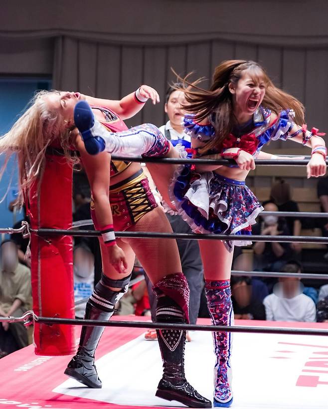 일본 도쿄 분쿄구 코라쿠켄홀에서 지난해 6월 열린 여자 프로 레슬링 경기 장면/쓰레드