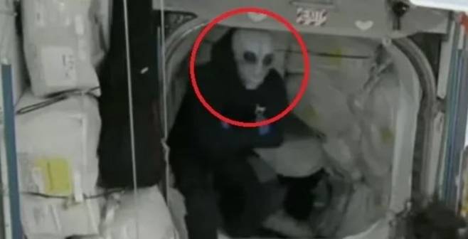 우주에서 9개월간 예상치 못하게 체류한 두 우주비행사의 귀환을 위해 스페이스X 캡슐이 국제우주정거장(ISS)에 도킹하는 순간, 미국항공우주국(NASA·나사) 생중계에서 '외계인'으로 보이는 생명체가 포착됐다. AP연합뉴스