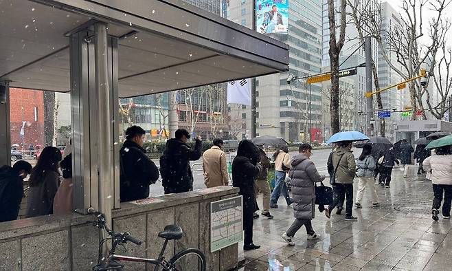 18일 아침 시민들이 선릉역을 나서고 있다.