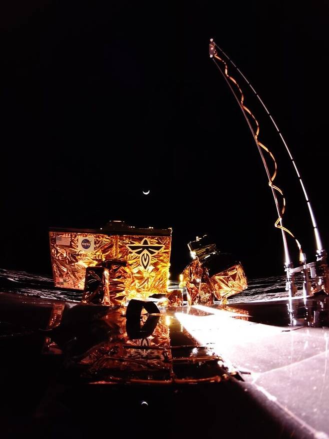 달 착륙선 블루고스트가 일몰 무렵에 찍은 사진. 지평선 위로 지구가 보인다. 파이어플라이 에어로스페이스 제공