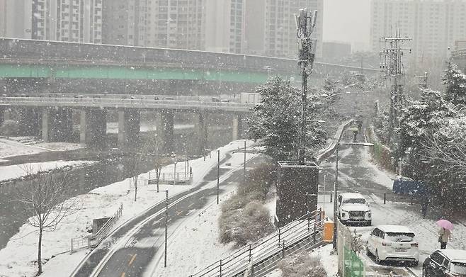 18일 아침 서울 신도림역 주변에 눈에 흩날리고 있다. 김가윤 기자