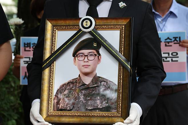 순직이 인정된 변희수 하사의 안장식이 열린 2024년 6월24일, 국립대전현충원에서 안장식이 엄수되기 전에 충남 계룡시 육군본부에서 고인을 추모하는 노제가 열리고 있다. 한겨레 김혜윤 기자