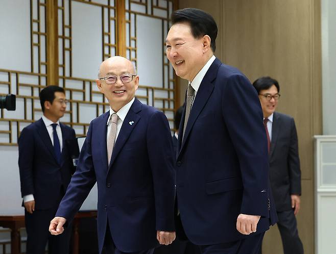 내란 우두머리 혐의로 기소된 대통령 윤석열(앞줄 오른쪽)이 2024년 9월12일 안창호 신임 국가인권위원회 위원장(왼쪽)에게 임명장을 주고 그와 함께 환담장으로 이동하고 있다. 대통령실사진기자단