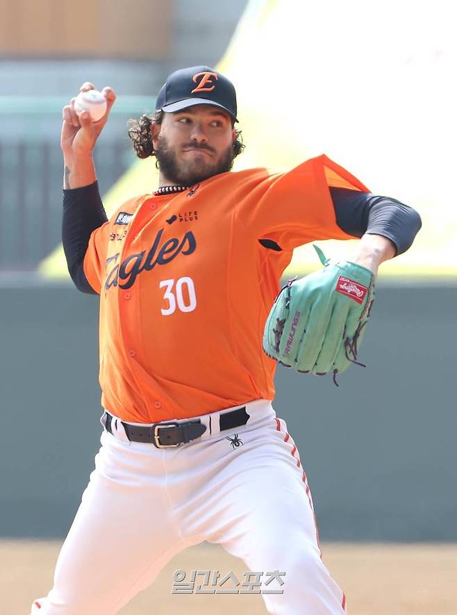 10일 오후 인천SSG랜더스필드에서 열린 2025 KB0리그 SSG랜더스와 한화이글스의 프로야구 시범경기에서 폰세가 선발등판해 공을 던지고 있다. 인천=김민규 기자 mgkim1@edaily.co.kr /2025.03.10/