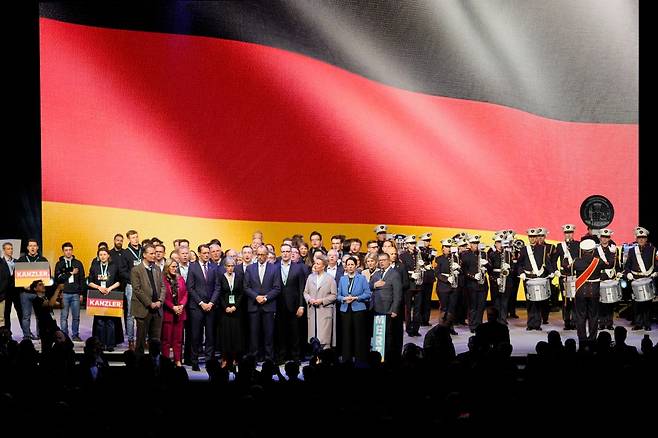 프리드리히 메르츠 기독민주당(CDU) 총리 후보와 당원들이 3월 21일(현지시간) 독일 서부 도시 오버하우젠에서 열린 기독민주당 주요 선거 유세 행사에서 독일 국가를 합창하고 있다. 사진=연합뉴스