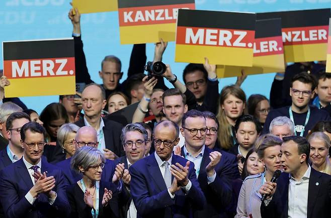 메르츠 대표와 기독민주당. 사진=연합뉴스