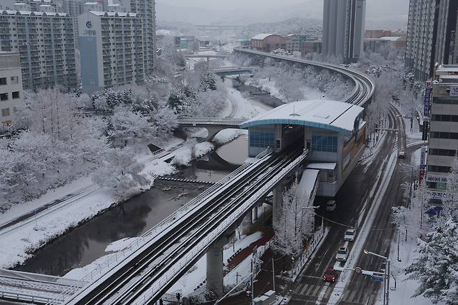 폭설이 내린 18일 오전 경기도 의정부시 경전철 선로가 운행 중단으로 텅 비어 있다. 연합뉴스