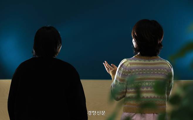 ‘청소년성/노동연대 부라자’ 활동가인 모래(오른쪽)씨와 다른씨가 14일 서울 정동 경향신문사에서 성매매 청소년들의 현실 등과 관련해 인터뷰를 하고 있다. 서성일 선임기자