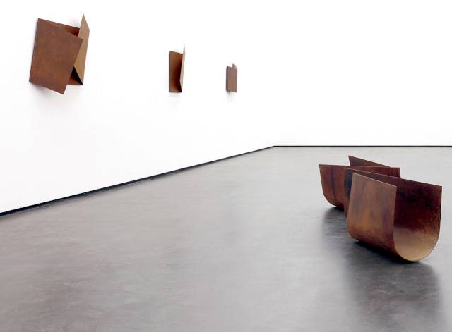 우손갤러리 김인겸 개인전 '조각된 종이, 접힌 조각' 전시 전경. 우손갤러리 제공