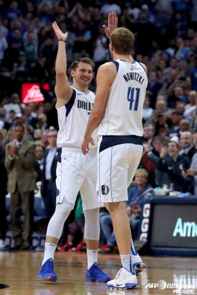 루카 돈치치(좌)가 댈러스를 떠난 날, 더크 노비츠키는 할 말을 잃었다. 사진=AFPBBNews=News1