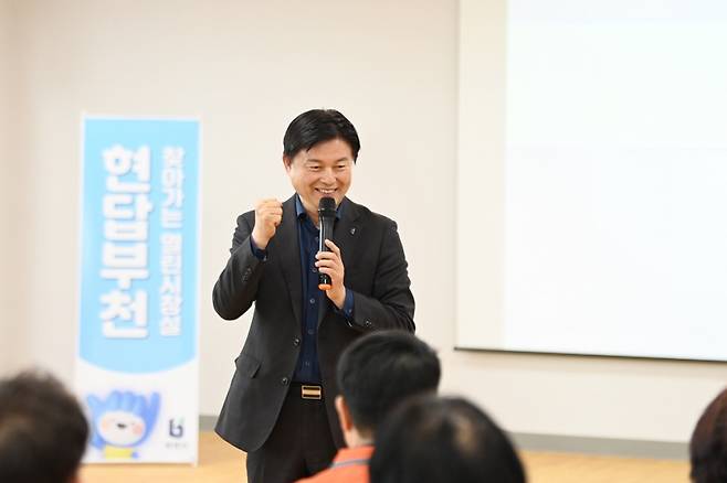 조용익 부천시장이 송내국민체육센터에서 시민들과 소통하는 모습./사진제공=부천시