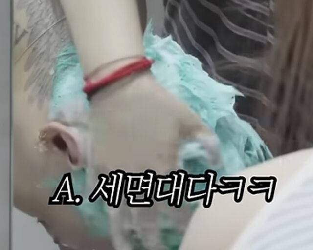 세면대에서 머리를 감고 있는 지드래곤. / 유튜브 채널 'official g dragon' 캡처