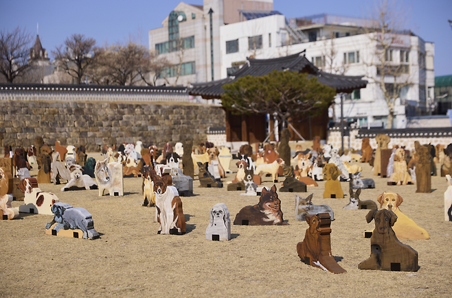 강릉 대도호부 관아 옆 마당에 자리한 윤석남 작가의 ‘1025: 사람과 사람없이’.