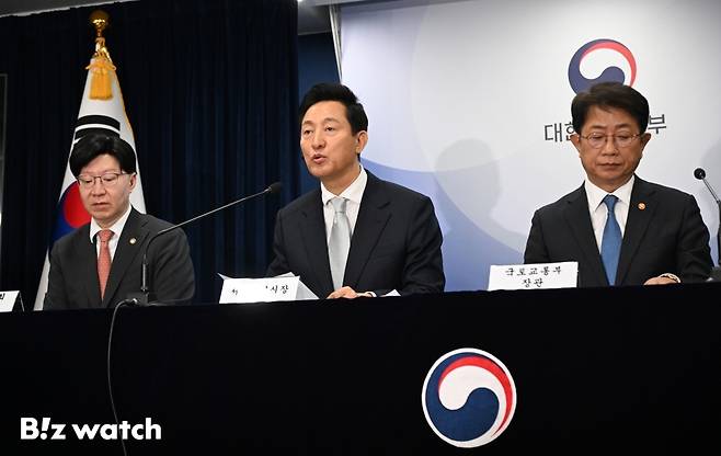 오세훈 서울시장이 19일 서울 중구 정부서울청사에서 열린 주택시장 안정화 방안 브리핑에 참석해 모두발언을 하고 있다./사진=이명근 기자 qwe123@