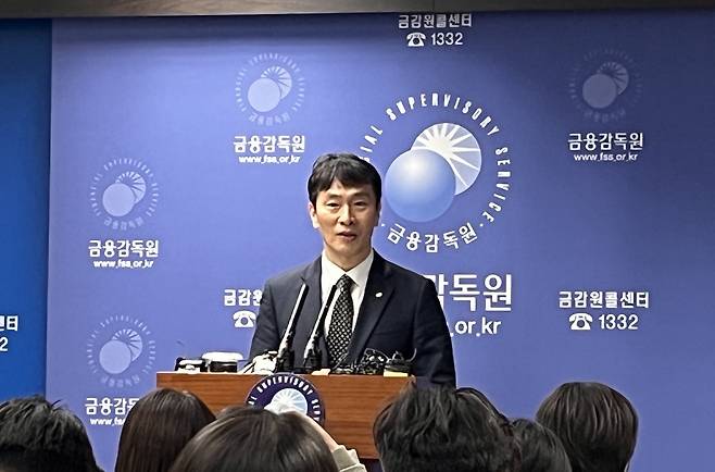이복현 금융감독원장이 19일 서울 여의도 금융감독원 본원에서 기자간담회를 열고 기자들 질의에 답변하고 있다./사진=김보라 기자