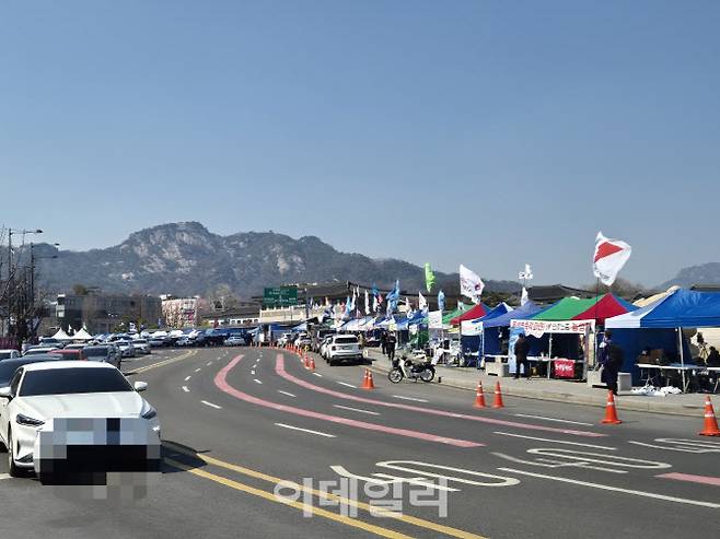 19일 오전 서울 종로구 광화문 월대 앞으로 진보단체의 천막 수십여 개가 인도를 따라 설치돼 있다. (사진=정윤지 기자)