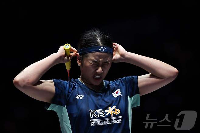'셔틀콕 여제' 안세영이 17일(한국시간) 영국 버밍엄에서 열린 세계배드민턴연맹(BWF) 월드투어 슈퍼 1000 전영오픈 여자 단식 결승전에서 랭킹 2위 왕즈이(중국)를 2-1(13-21 21-18 21-18)로 누르고 우승한 후 포효하고 있다. 2025.3.17 ⓒ AFP=뉴스1 ⓒ News1 김성진 기자