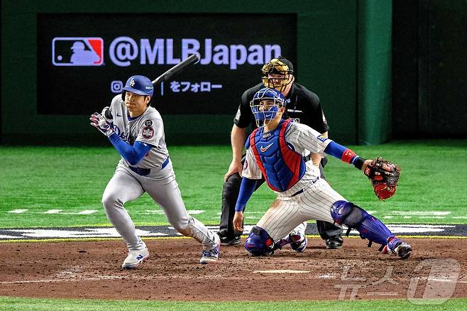 18일 일본 도쿄돔에서 열린 메이저리그(MLB) '도쿄 시리즈' 로스앤젤레스 다저스와 시카고 컵스와의 경기에서 오타니 쇼헤이가 타격을 하고 있다. ⓒ AFP=뉴스1