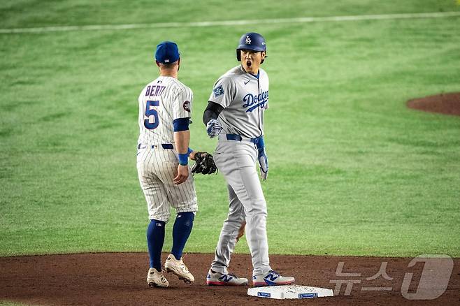 18일 일본 도쿄돔에서 열린 메이저리그(MLB) '도쿄 시리즈' 로스앤젤레스 다저스와 시카고 컵스와의 경기에서 2루타를 친 오타니 쇼헤이가 기뻐하고 있다. ⓒ AFP=뉴스1