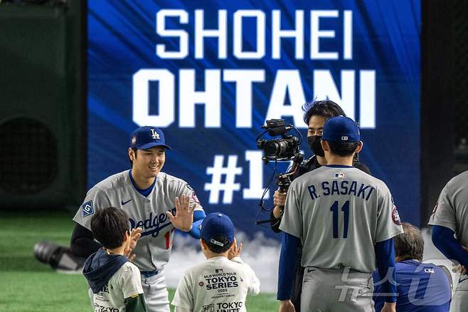 18일 일본 도쿄돔에서 열린 메이저리그(MLB) '도쿄 시리즈' 로스앤젤레스 다저스와 시카고 컵스와의 경기 전 어린이들과 하아파이브를 하고 있다. ⓒ AFP=뉴스1