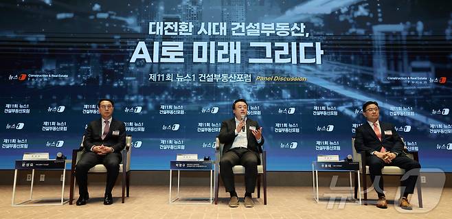 문성요 국토교통부 기획조정실장(왼쪽부터), 박창규 중앙대 건설대학원 글로벌EPC전공 계약클레임학과 교수, 주용태 서울시 경제실장이 19일 서울 여의도 한국거래소에서 열린 제11회 뉴스1 건설부동산포럼에서 특별대담을 하고 있다. 2025.3.19/뉴스1 ⓒ News1 박세연 기자