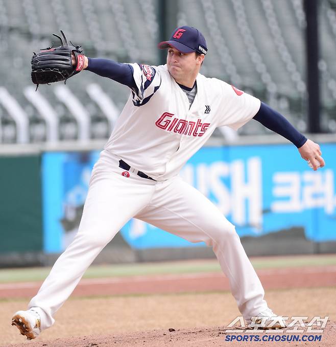 13일 부산 사직구장에서 열린 KBO리그 시범경기 롯데와 한화의 경기. 선발 등판 투구하고 있는 롯데 데이비슨. 부산=송정헌 기자songs@sportschosun.com/2025.03.13/
