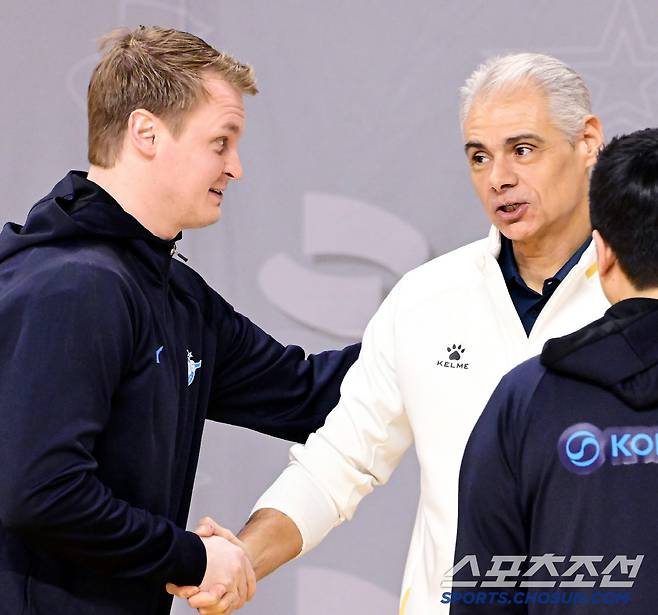 대한항공 틸리카이넨 감독(왼쪽)과 KB손해보험 아폰소 감독이 18일 경기전 악수를 나누며 인사하고 있다. 사진제공=KOVO