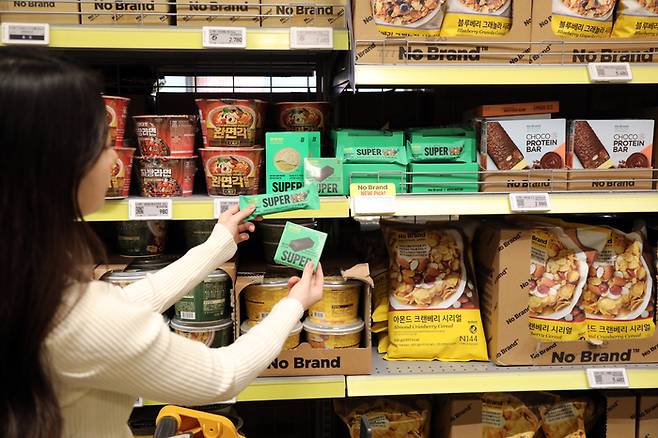 모델이 노브랜드-말차 협업 상품을 홍보하고 있다.