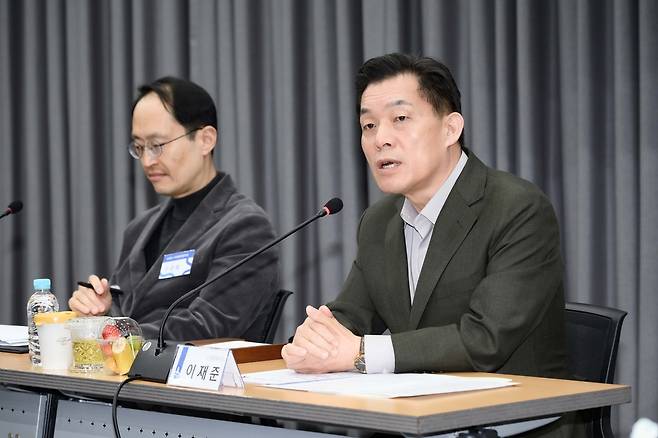 이재준 수원시장이 지난 18일 시청 중회의실에서 열린 ‘수원시 자치분권협의회 1차 정례회의’에 참석해 발언하고 있다. 수원시 제공