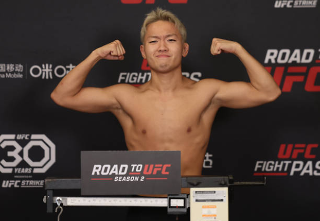 힙합 가수 이정현이 2023년 5월 중국 상하이 Road to UFC 시즌2 준준결승 계체를 통과하고 있다. 사진=TKO