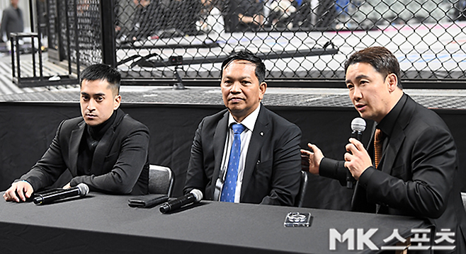 정문홍(오른쪽) 대한MMA총협회장 2025년 3월 서울특별시 장충체육관 로드FC 72 기자회견. 사진=천정환 기자