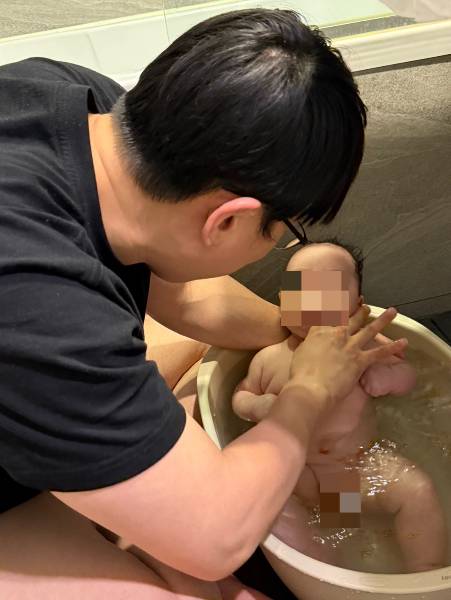 너라도 목욕을 하렴. 아빠는 3일째 못 씻었지만. 작은 대야 안에서 씻기는 것도 두근두근. 육아하며 가장 힘든 것 중 하나는, '내가 잘하고 있는 건가'라는 불안과 싸우는 거였다. 떵님이는 떵을 자주 쌌기 때문에, 엉덩이를 잘 씻겨야 했다./사진=어디서 큼큼한 냄새가 나는지 꿰고 있어 잘 씻기는 남형도 기자