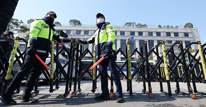 헌법재판소가 윤석열 대통령 탄핵심판 선고기일을 지정하지 않고 역대 대통령 사건 중 최장 기간 심리를 이어가고 있는 19일 서울 종로구 헌법재판소 인근에서 경찰 병력이 경계근무를 서고 있다./사진=뉴시스