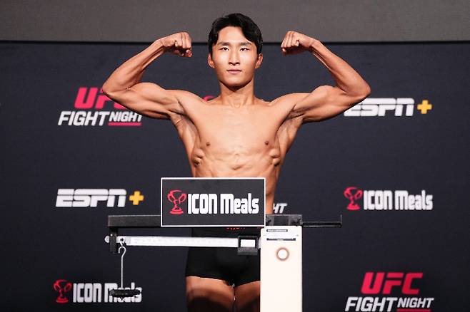 '코리안 타이거' 이정영이 계체를 통과한 후 포즈를 취하고 있다. UFC 제공