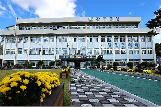 전남 강진군청 전경. 강진군 제공