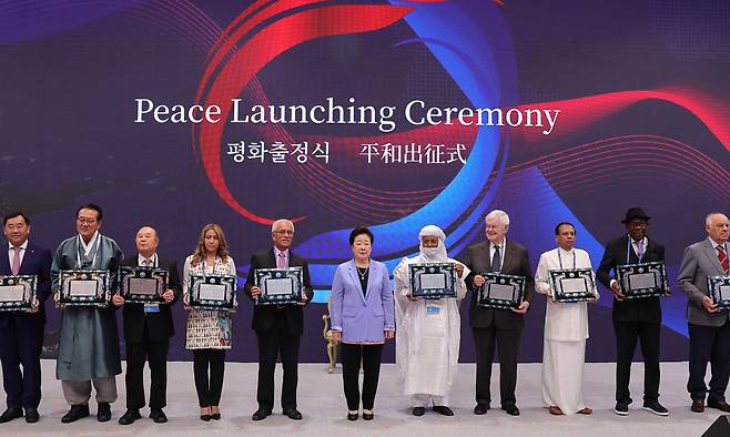 세계평화통일가정연합 한학자 총재(가운데)가 월드 서밋 2023 개회식에서 세계원로회 임명장을 수여한 뒤 대륙별 대표자와 기념촬영을 하고 있다.