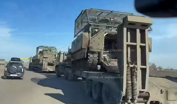 러시아군이 쿠르스크 전선에서 트럭에 미국산 브래들리 보병전투차량(장갑차)을 싣고 이동하는 모습. 텔레그램 캡처